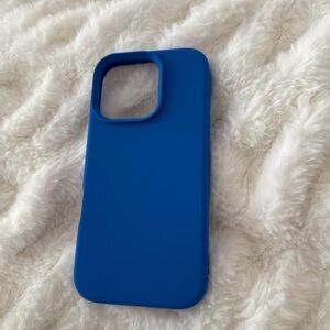 iphone 16 pro phone case in vibrant blue